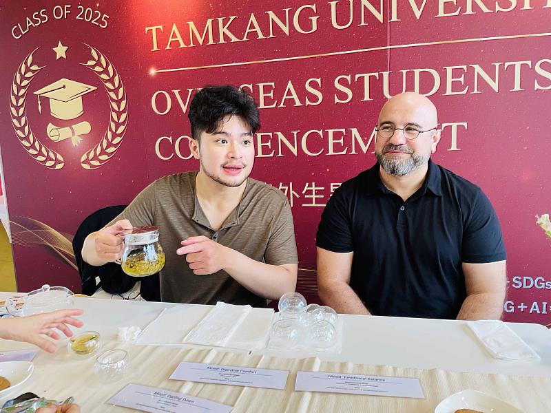 同學為參與來賓斟上一杯安定心神的菊花茶。（圖／淡江大學提供）