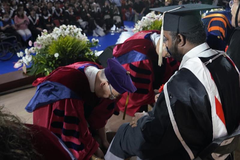 長榮大學畢業典禮傳統環節「洗腳禮」，象徵以上事下，以大事小「謙卑服事」的態度