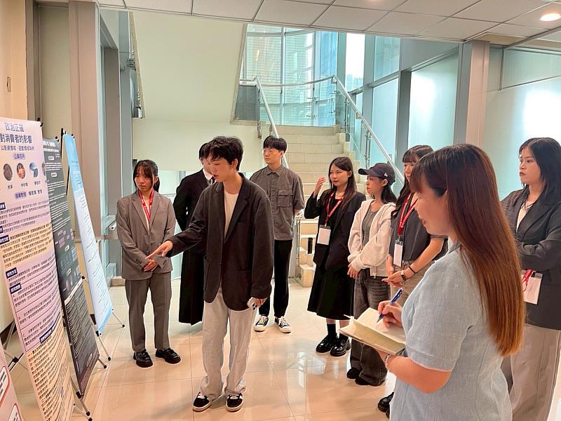 世新大學公廣系大四學生以壁報展覽形式發表畢業論文。（世新大學提供）