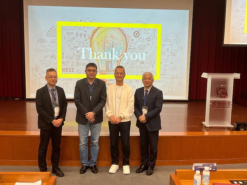 世新大學校長陳清河（右起）、亞洲指標數位行銷董事長黎榮章、新聞傳播學院院長蘇建州、傳管系主任張伯謙相互交流AI時代的傳播管理趨勢。（世新大學提供）