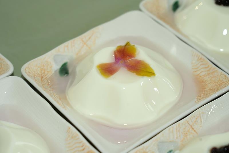 現場不僅展出蘭花特殊的典雅香氣,蘭花製成的可口甜點也格外令人驚艷