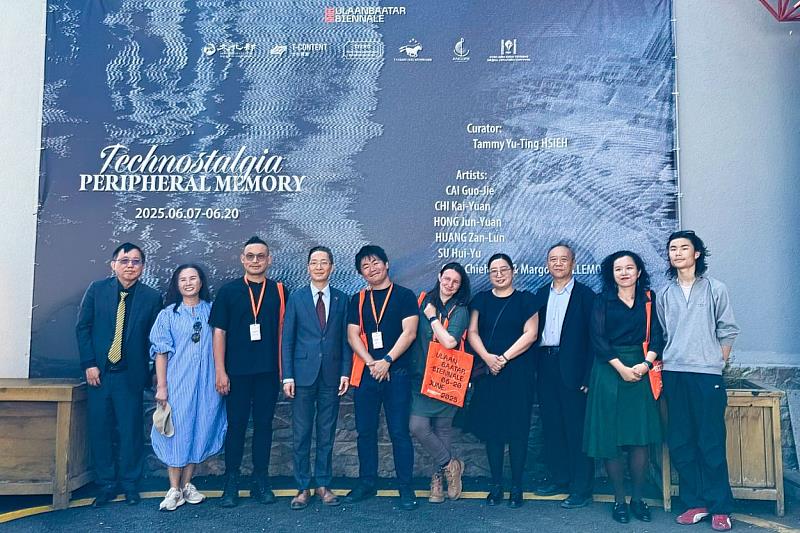 王凱右代表偕台灣參展藝術家們與蒙古藝術會及台灣僑界觀展代表合影。