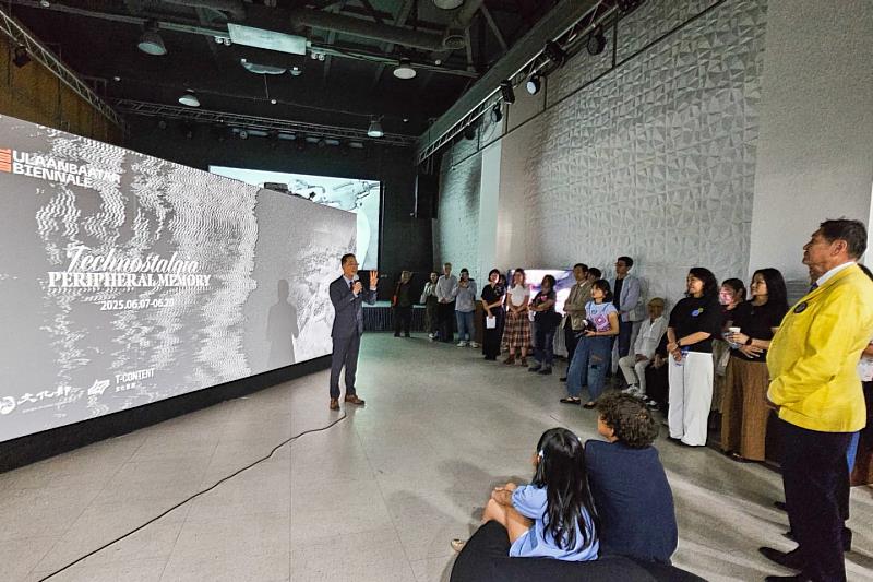 王凱右代表對出席「2025年烏蘭巴托雙年展」台灣特展的觀眾介紹並導覽參展台灣藝術作品。