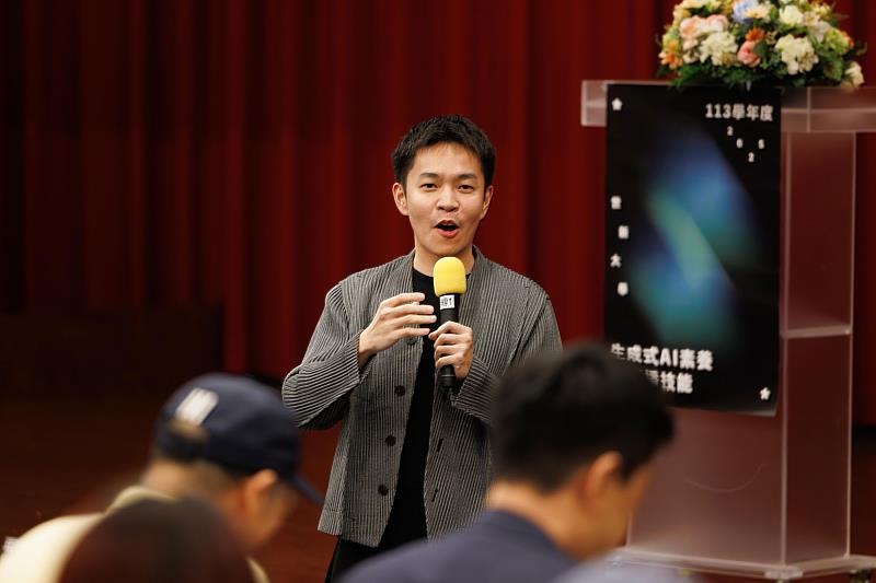 世新傳管系校友、ONE Shot品牌顧問所執行長黃一峰與學弟妹分享AI的價值。(世新大學提供)