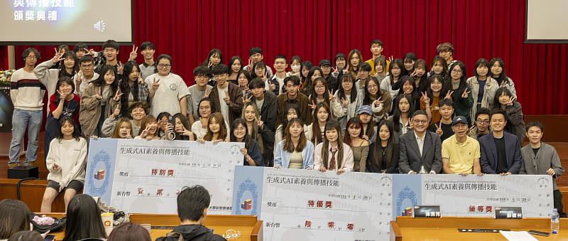 世新大學新聞傳播學院一年級必修課程「生成式AI素養與傳播技能」讓每個班級發揮AI協作潛力。(世新大學提供)