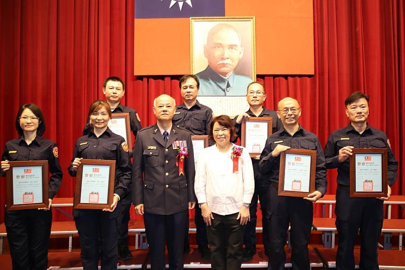 黃敏惠市長頒發績優人員獎項