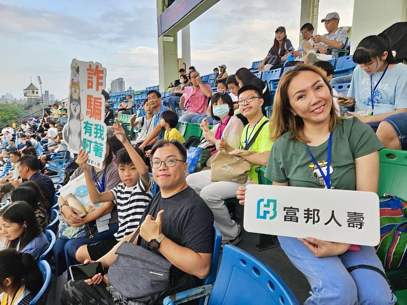 富邦人壽打造友善運動環境，邀新住民家庭近70人體驗台灣職棒熱血應援氣氛。