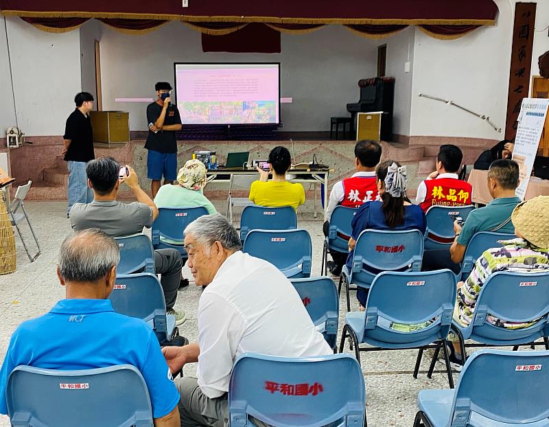 成果展設計每一組有15分鐘公開口頭報告環節,讓學生說明自己的研究內容並推銷自己攤位設計,以取得居民的投票評分。