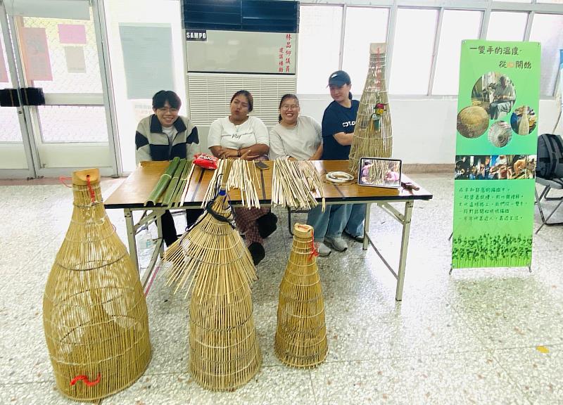 學生攤位藉由海報、小組親手完成的作品進行展示，並設計工藝技術的實作體驗。