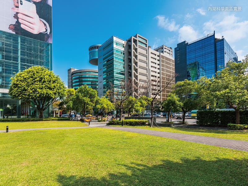 信義房屋文湖國小店專案經理廖冠捷指出，內湖科學園區匯聚大量工程師族群，對鄰近工作地點的住宅有強勁剛性需求，疊加明星學區優勢，進一步推升預售案價格。