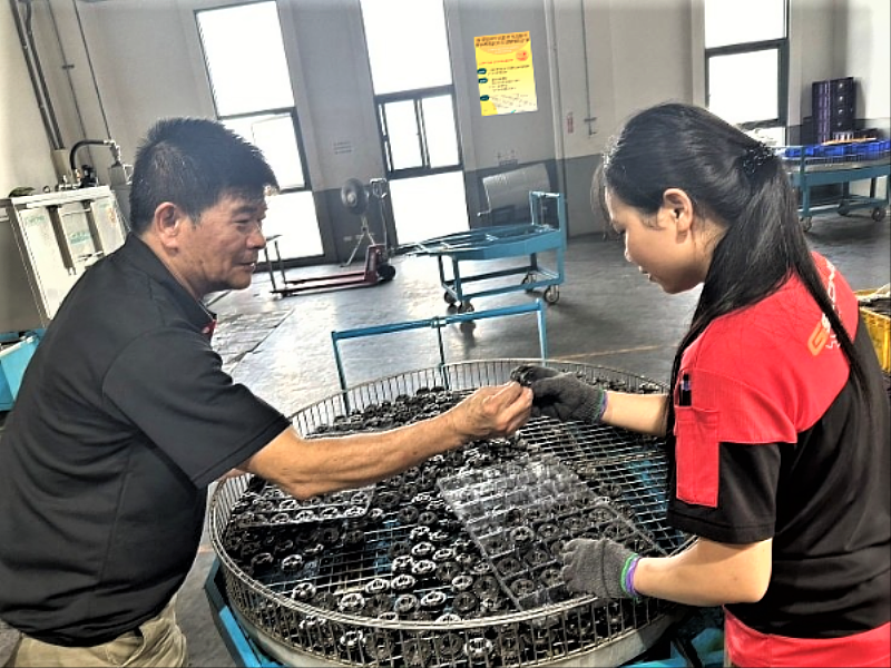 .楊技師教導新人齒輪修邊的祕訣