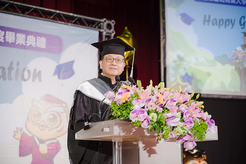 北商大校長任立中勉勵畢業生面對AI變局，主動學習是終身課題。