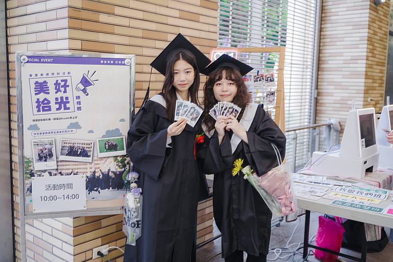 學校特別設置沖印機讓畢業生們在最愛的校園裡攝影留念。