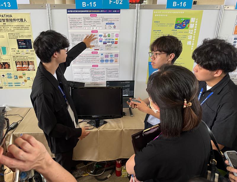 亞大生醫系同學作品，在「2025生成式AI創意設計競賽」，獲企業創意獎。