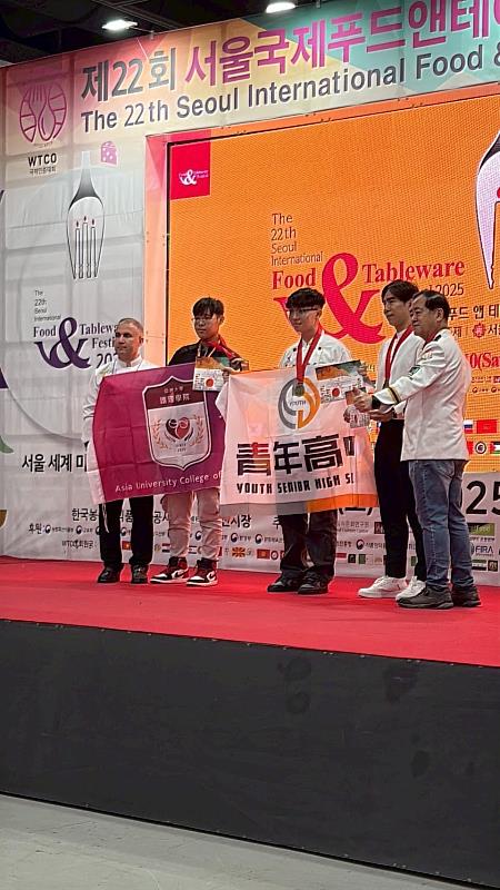 「2025韓國世界美食奧林匹克大賽」土耳其餐飲主席Bayram Özrek(左1)，頒獎給亞大護理系林明宏同學(左2)。