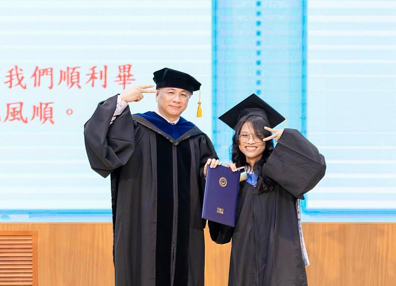 校長鄭道明(左)與正冠代表合影，擺出可愛姿勢，驚喜程度破表。