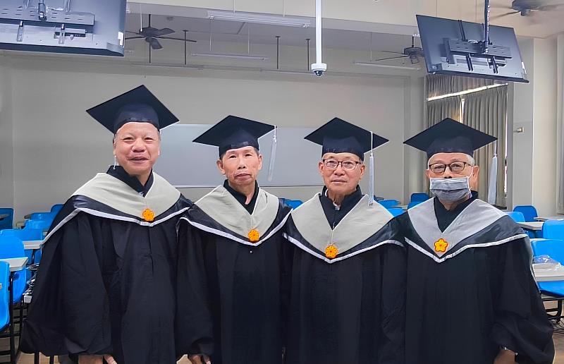 4位超過70歲的銀髮產業管理系畢業生取得正式學位，分享心路歷程令人動容。