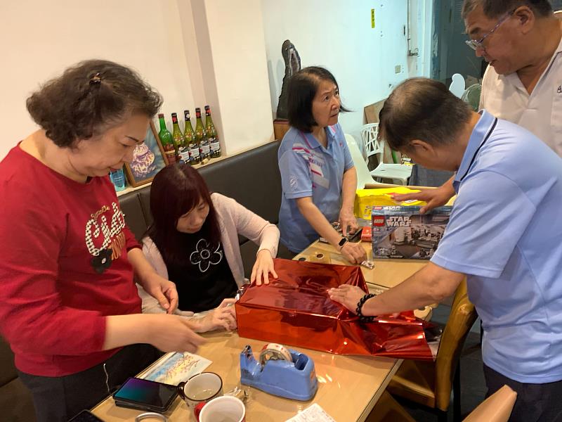 義工協助包裝孩子禮品