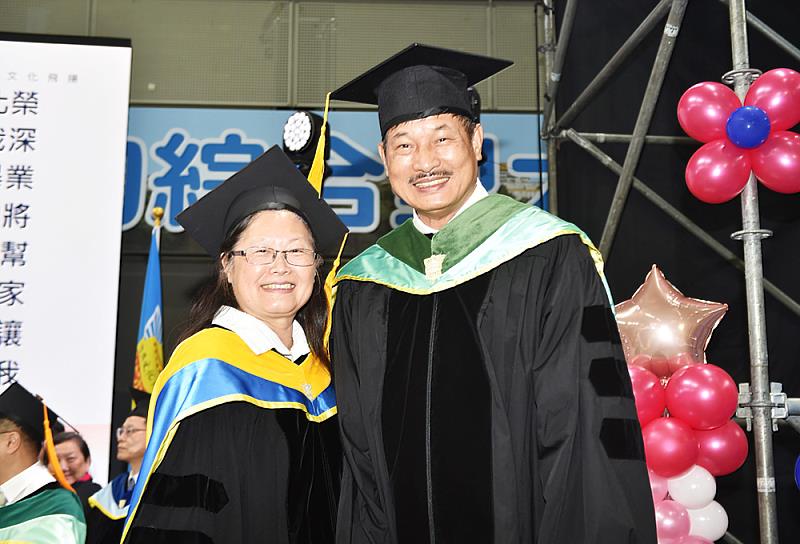 文化大學副校長、大專體總王淑音會長,親自為大專體總余清芳秘書長博士正披肩。