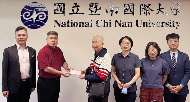 圖:為延續對學生的關懷與愛,陳依蓉老師之父陳信雄先生,偕胞姊陳慧蓉副教授親臨暨大,捐贈資工系200萬獎學金。
