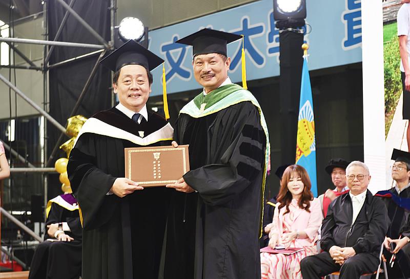 王子奇校長為余清芳博士正冠及頒授畢業證書。