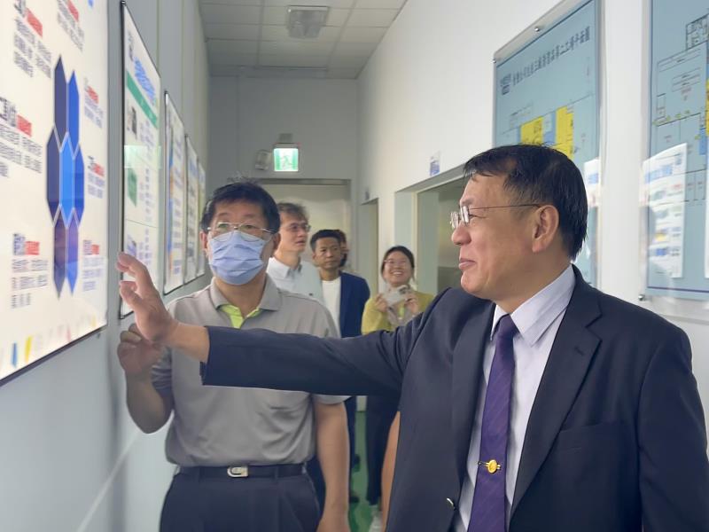臺鹽董事長丁彥哲(右)聆聽牙膏GMP工場製程簡介。