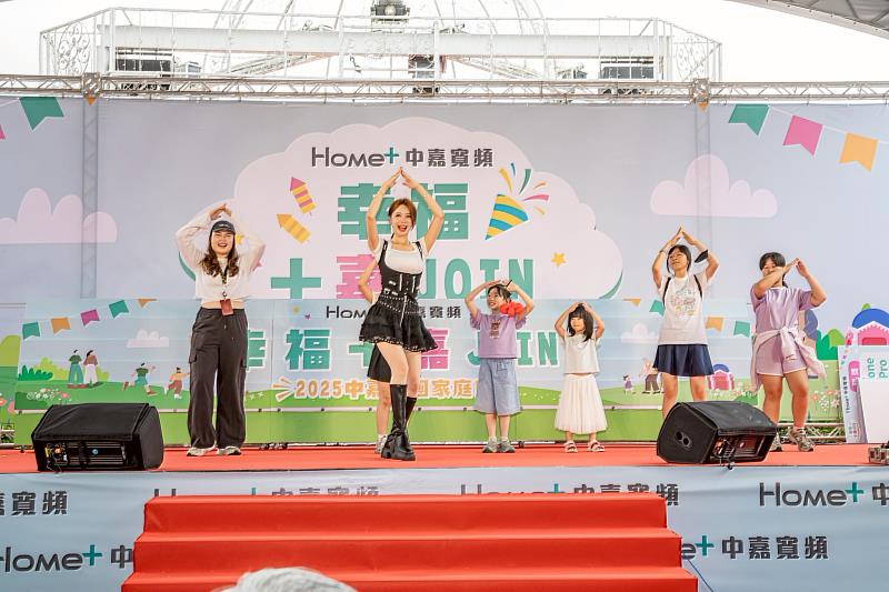 中嘉集團家庭日以活力四射的啦啦隊女神李雅英熱舞揭開序幕