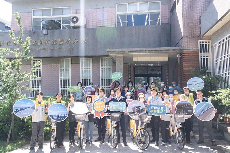 香山區鹽水圖書館YouBike站視察啟用合影。