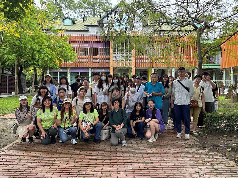 亞大「跟著藝術去旅行」活動，師生在總爺藝術中心合影。