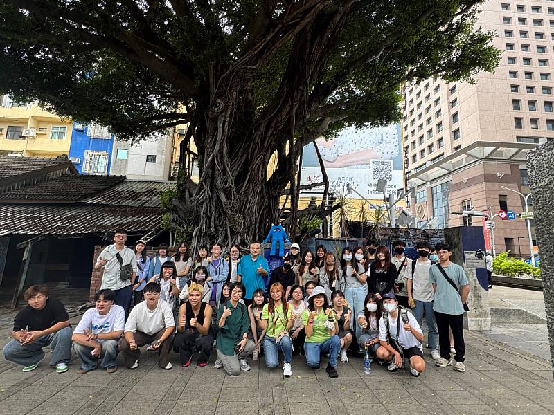 亞大「跟著藝術去旅行」活動,師生在藍晒圖文創園區合影。