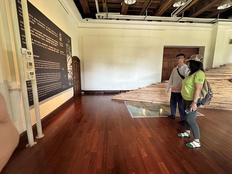亞大師生在總爺藝文中心內看展。