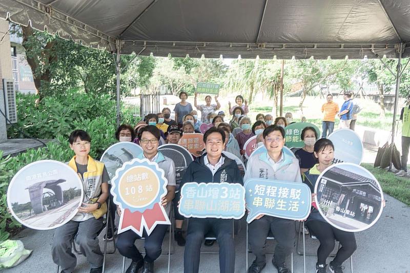 香山區鹽水圖書館YouBike站視察啟用合影。