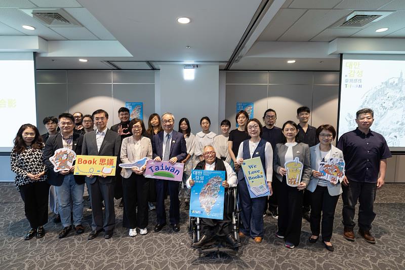 2025 首爾國際書展臺灣主題國館展前記者會合影。（文策院提供）