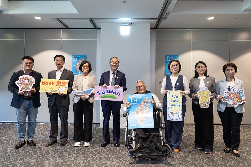 左起：二二八事件紀念基金會執行長藍士博、國家人權博物館館長洪世芳、文化部人文及出版司司長楊婷媜、文化部部長李遠、財團法人台北書展基金會董事長郝明義、文策院董事長王時思、文策院副院長張文櫻、臺灣文學館館長陳瑩芳（文策院提供）