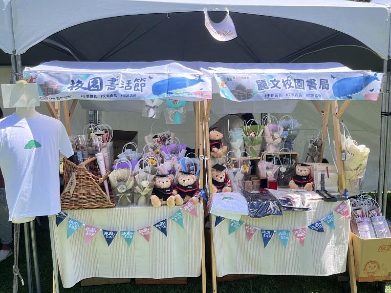 麗文校園書局在成大畢典販售精美花束與紀念品