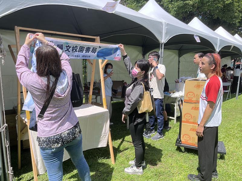 崑大公廣系學生協助麗文校園書局成大畢典市集活動