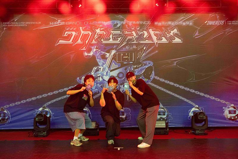 視傳系為韓舞社設計主視覺，學生與活動視覺合影