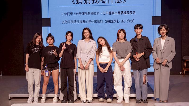 數名學生分組上台即興演出,與時尚系王聖芬主任(右1)及名模金淵珍(右5)合影