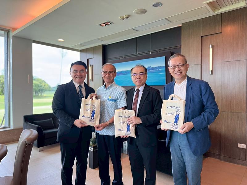 宮古島市長嘉數登致贈禮品予長榮大學董事長陳信良(右二)、董事劉立仁(左一)和校長李泳龍(右一)