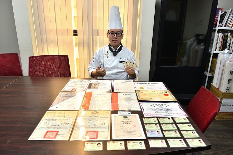 黃秉樺共考取37張專業證照，表現優異
