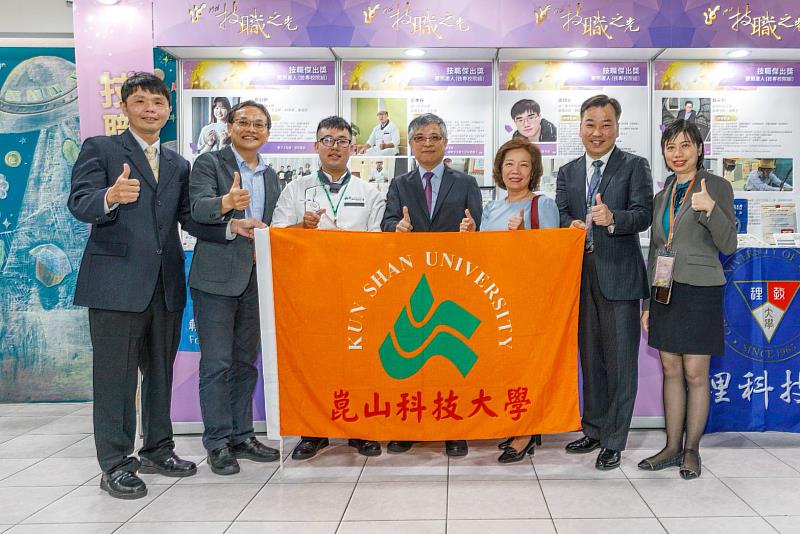 黃秉樺(左3)榮獲第19屆技職之光，與教育部長官及校內師長合影