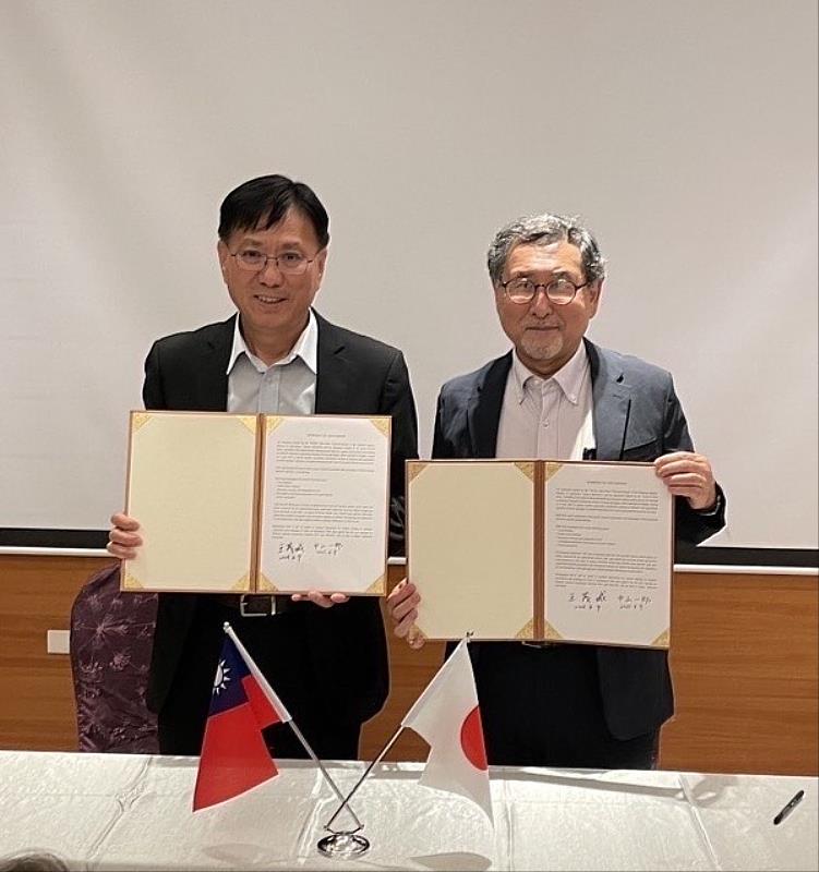 漁業署王茂城長與日方水產研究教育機構中山一郎理事長簽署漁業科研交流合作紀要。