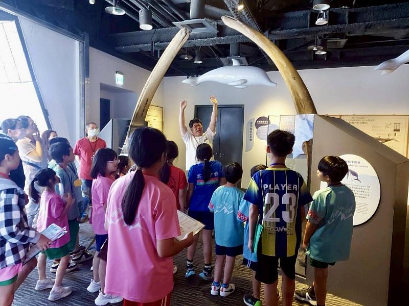 鯨靈・淨零特展入口的大翅鯨下顎骨學童驚呼「好大」