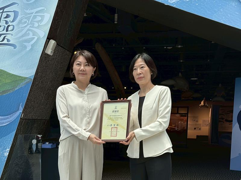 黃伴書局長感謝中國信託集團對特展的支持，致贈感謝狀給孫紀蘭副總經理(右)