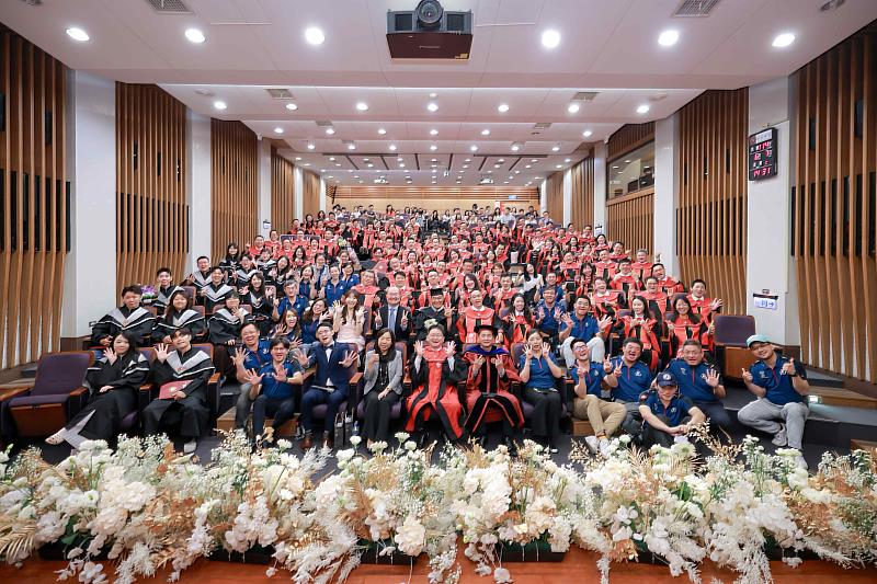 國立成功大學管理學院高階管理碩士在職專班（EMBA）暨經營管理碩士學程（AMBA） 114 年畢業典禮於 6 月 7 日溫馨舉行，共計 101 位畢業生（EMBA 84 名、AMBA 17 名）告別校園，邁向人生新階段
