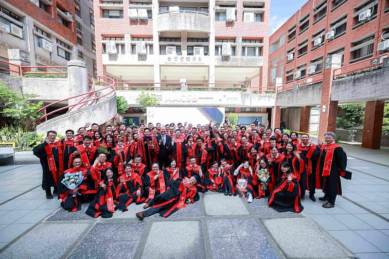 成大 EMBA 114 級歷經 3 年學習展現個人的堅韌和毅力，完成精彩蛻變的旅程