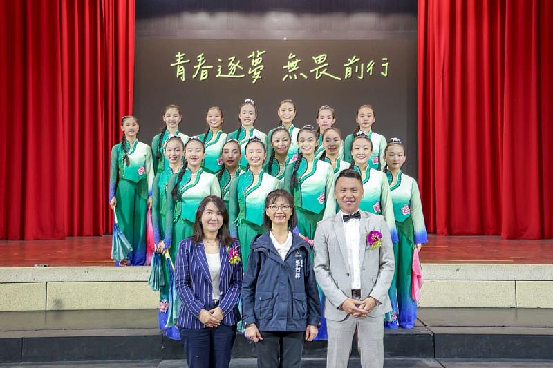秘書長張治祥與家長會李宥潔會長及九年級舞蹈班合影。