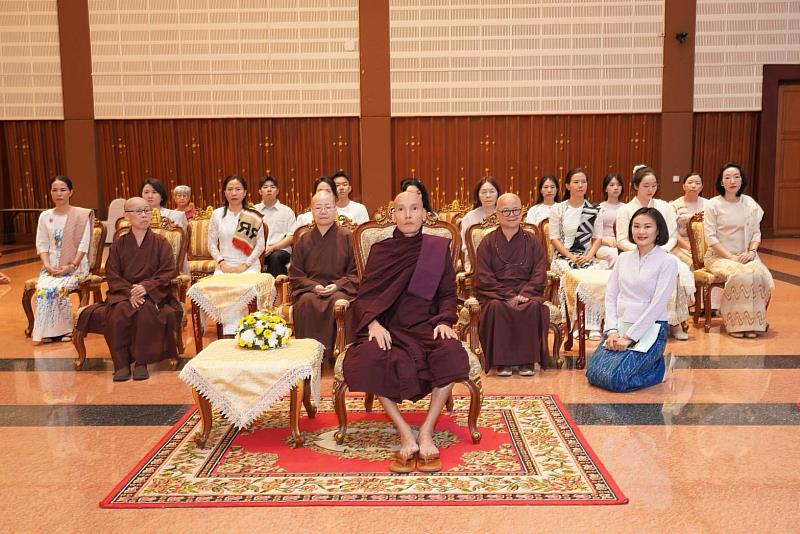 靈鷲山代表團出席獎學金頒獎典禮。（圖由泰國摩訶朱拉隆功佛教大學提供）