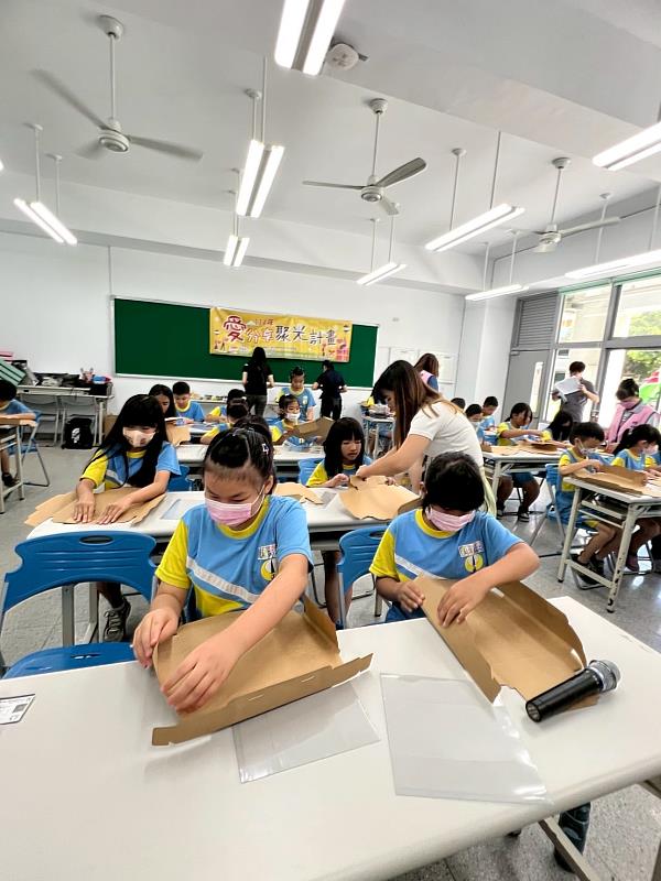 救國團臺中市團委會攜手梧棲區中正國小舉辦「愛・分享聚光計畫」