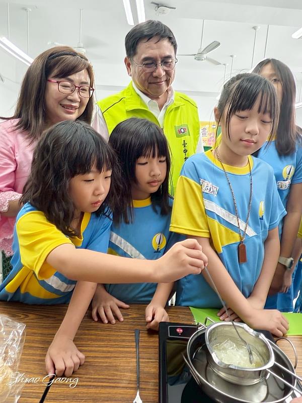 救國團臺中市團委會攜手梧棲區中正國小舉辦「愛・分享聚光計畫」